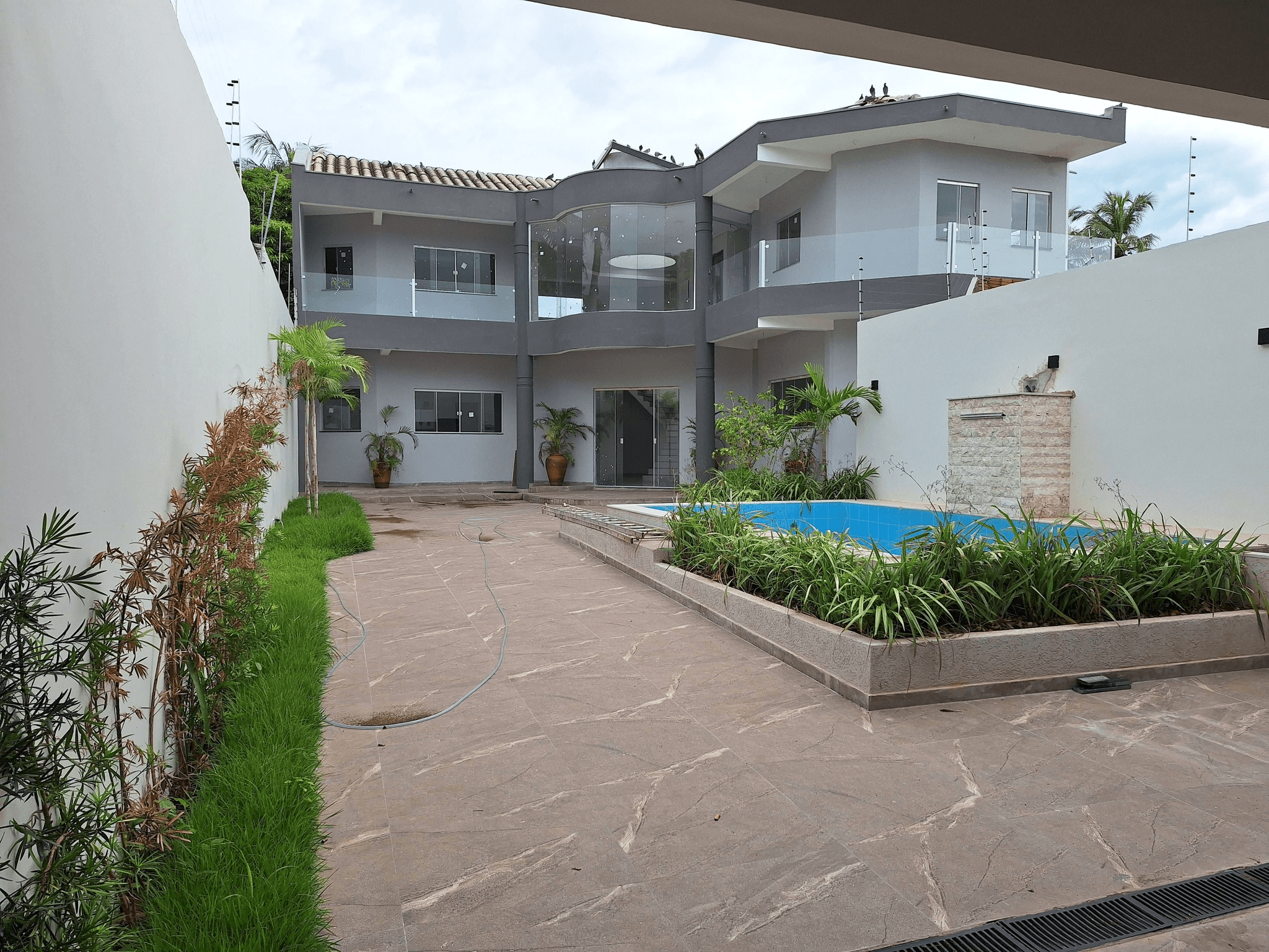 Sobrado de alto padrão com piscina à venda no bairro Aeroporto