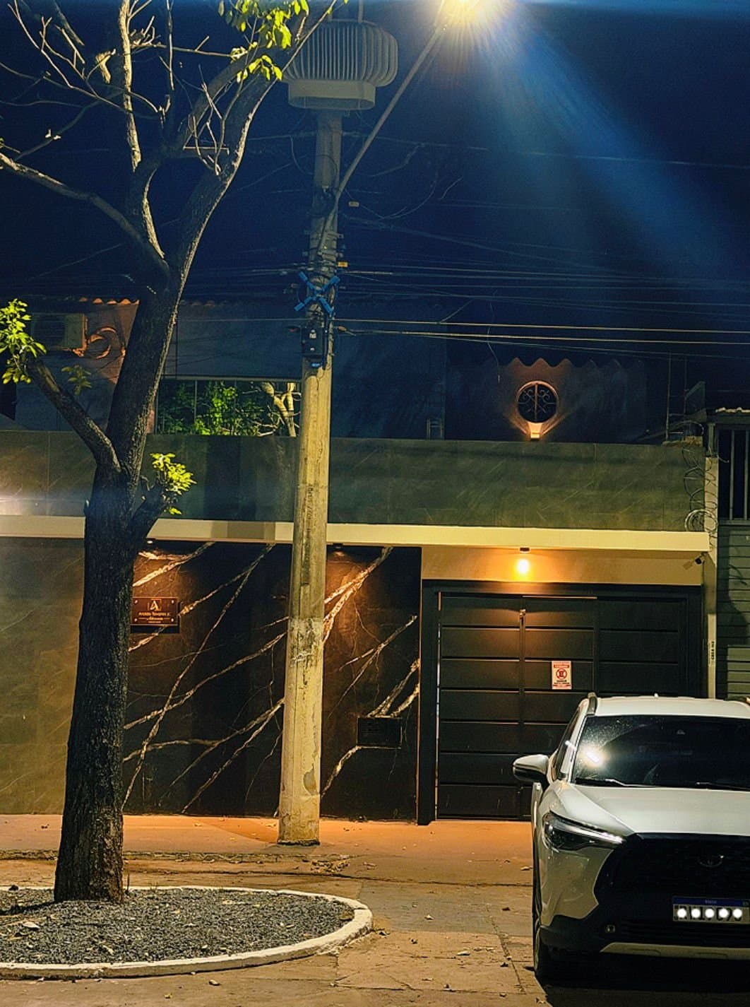 Casa de alto padrão com salão comercial e kitnets em Corumbá à venda