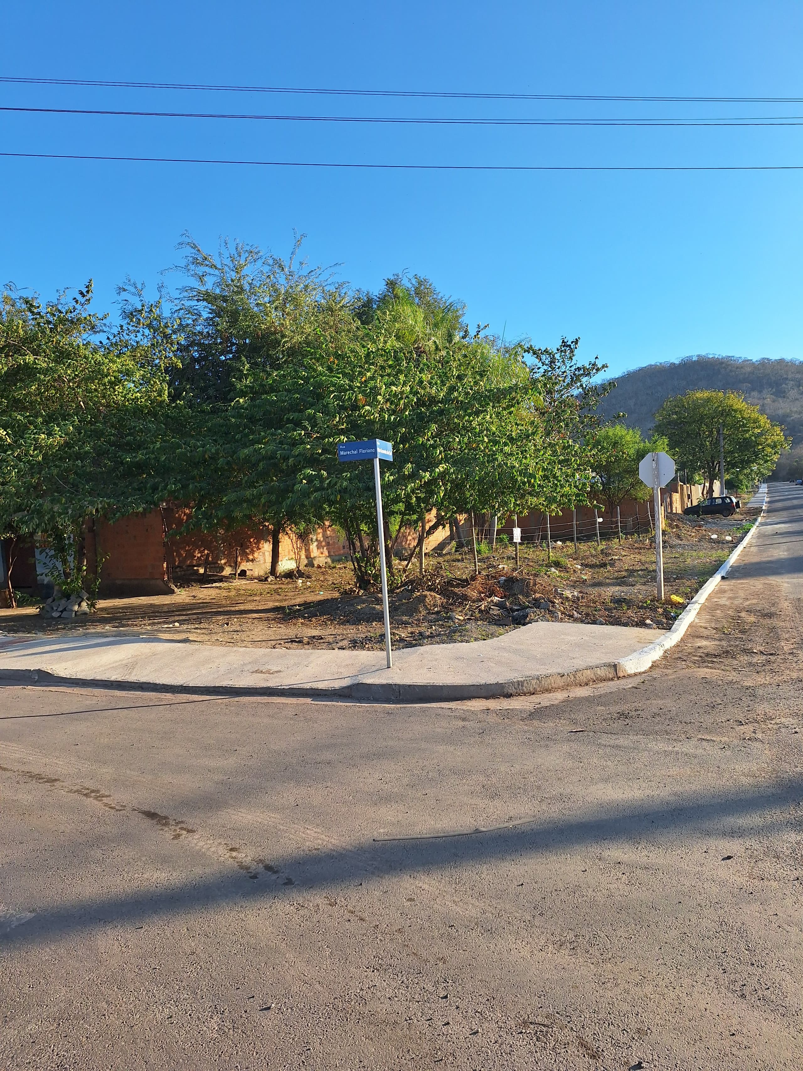 Terreno de esquina à venda no bairro Popular Nova em Corumbá